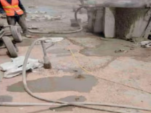 水磨沟水泥混凝土路面板底注浆技术 路面脱空注浆整治方案