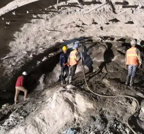 水磨沟拱顶带模注浆料的施工流程及注意事项